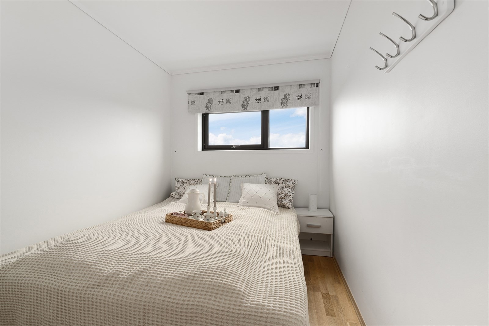 Soverommet har hvitmalte vegger og parkettgulv. Galleribilde