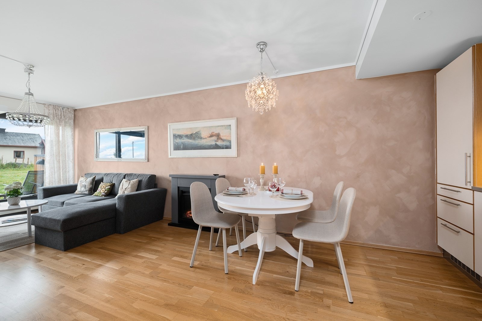 Parkettgulv og malte vegger gir rommet et lyst og behagelig preg. Galleribilde