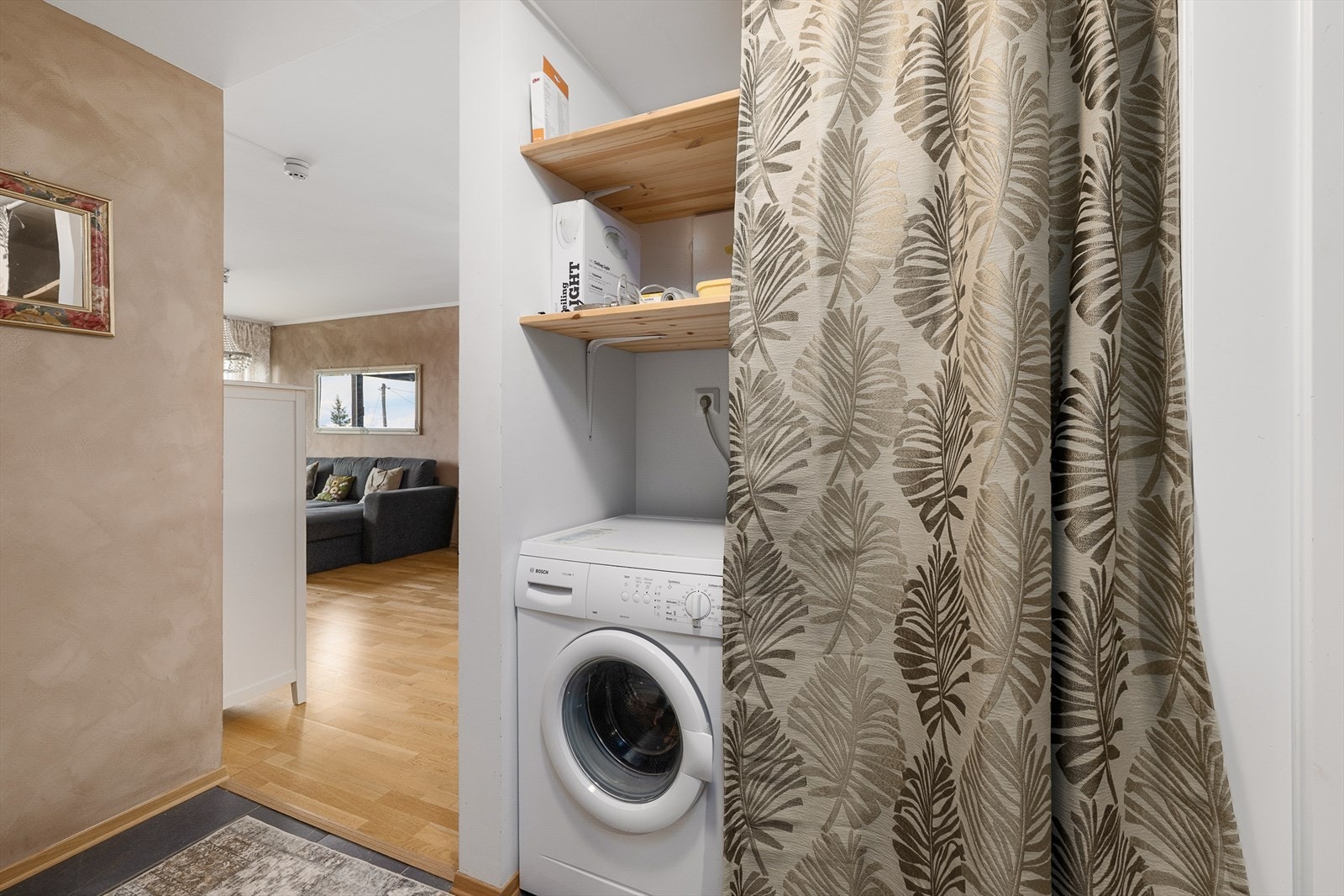 Praktisk løsning med plass til vaskemaskin og hylleplass i gangen. Galleribilde