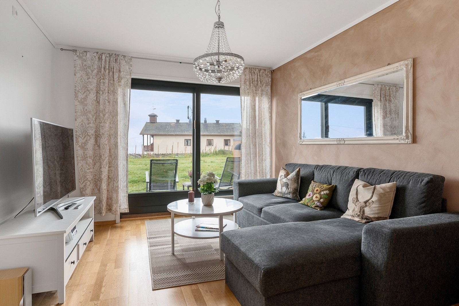 Koselig sofakrok med utgang til terrasse og grønt arealer. Galleribilde