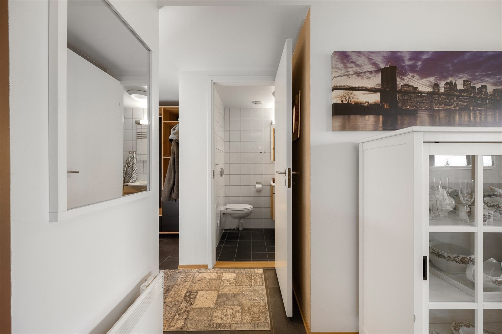 Flislagt gang med varmekabler i gulvet. Galleribilde