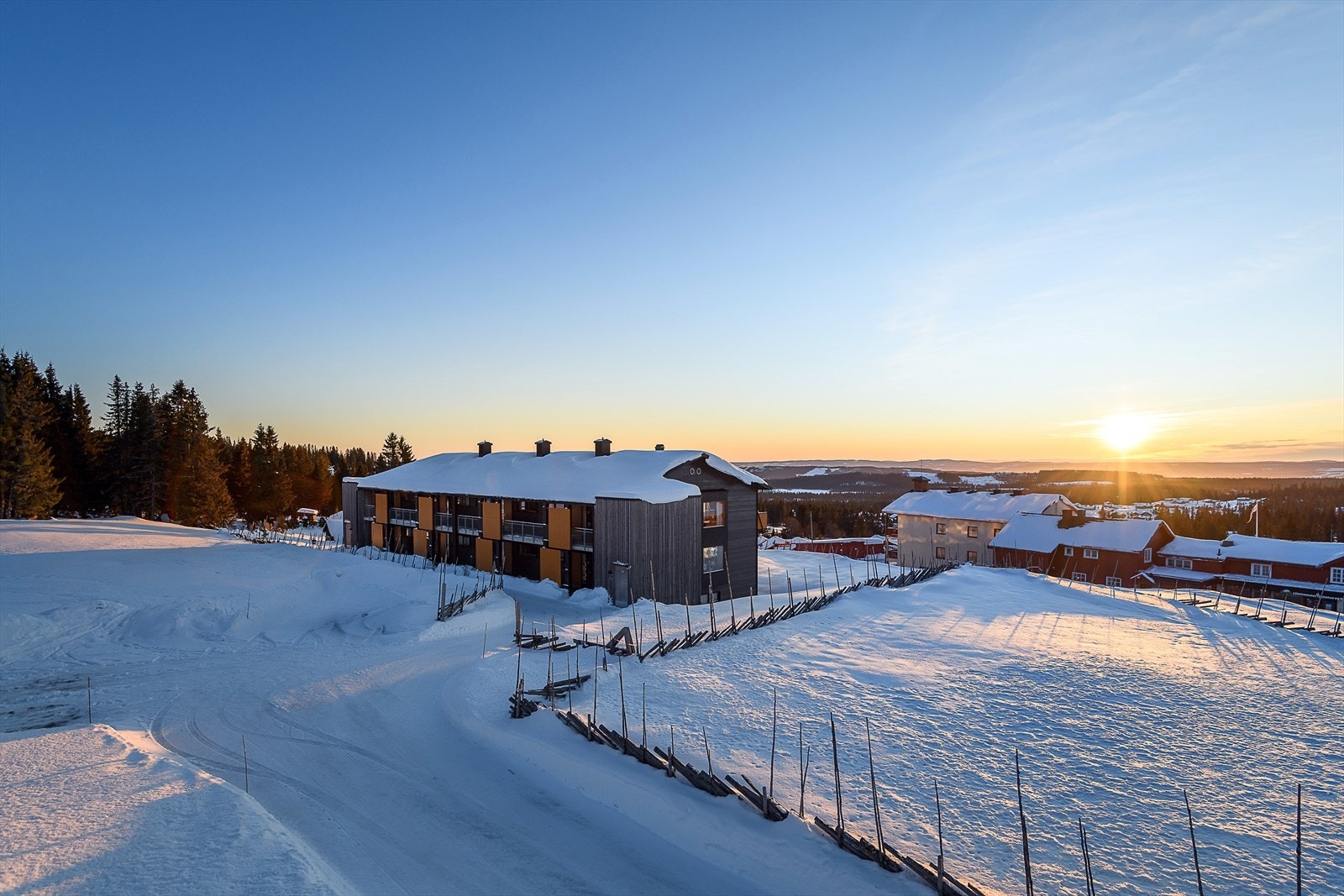 Eiendommen ligger sentralt på Nordseter, med 15 min til Lillehammer og 7 min til Sjusjøen. Umiddelbar nærhet til skiløyper, servicetilbud på Fjellstua og flott tur og sykkelterreng. Galleribilde