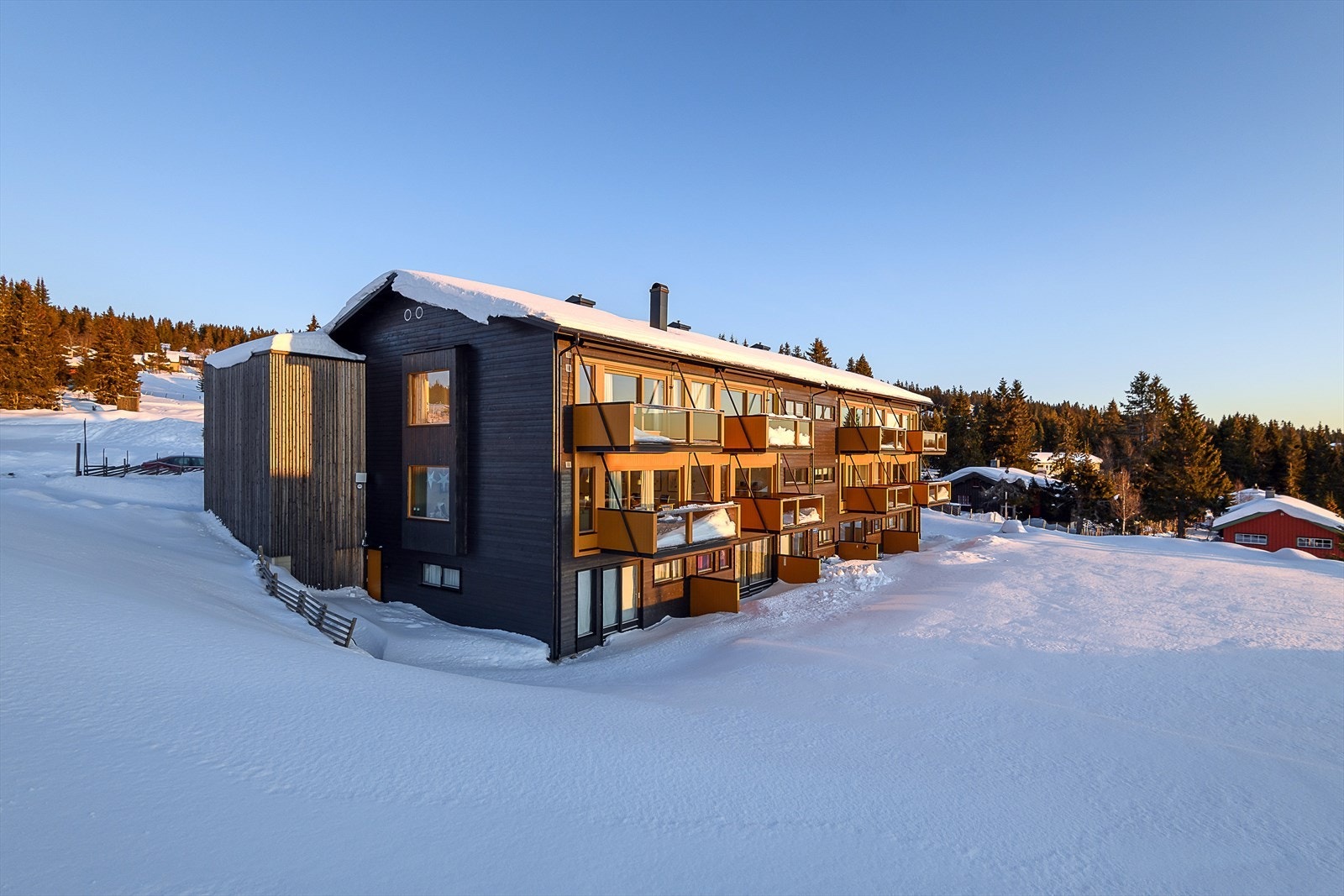Leiligheten ligger på bakkeplan med dirkete utgang til markterrasse. Galleribilde