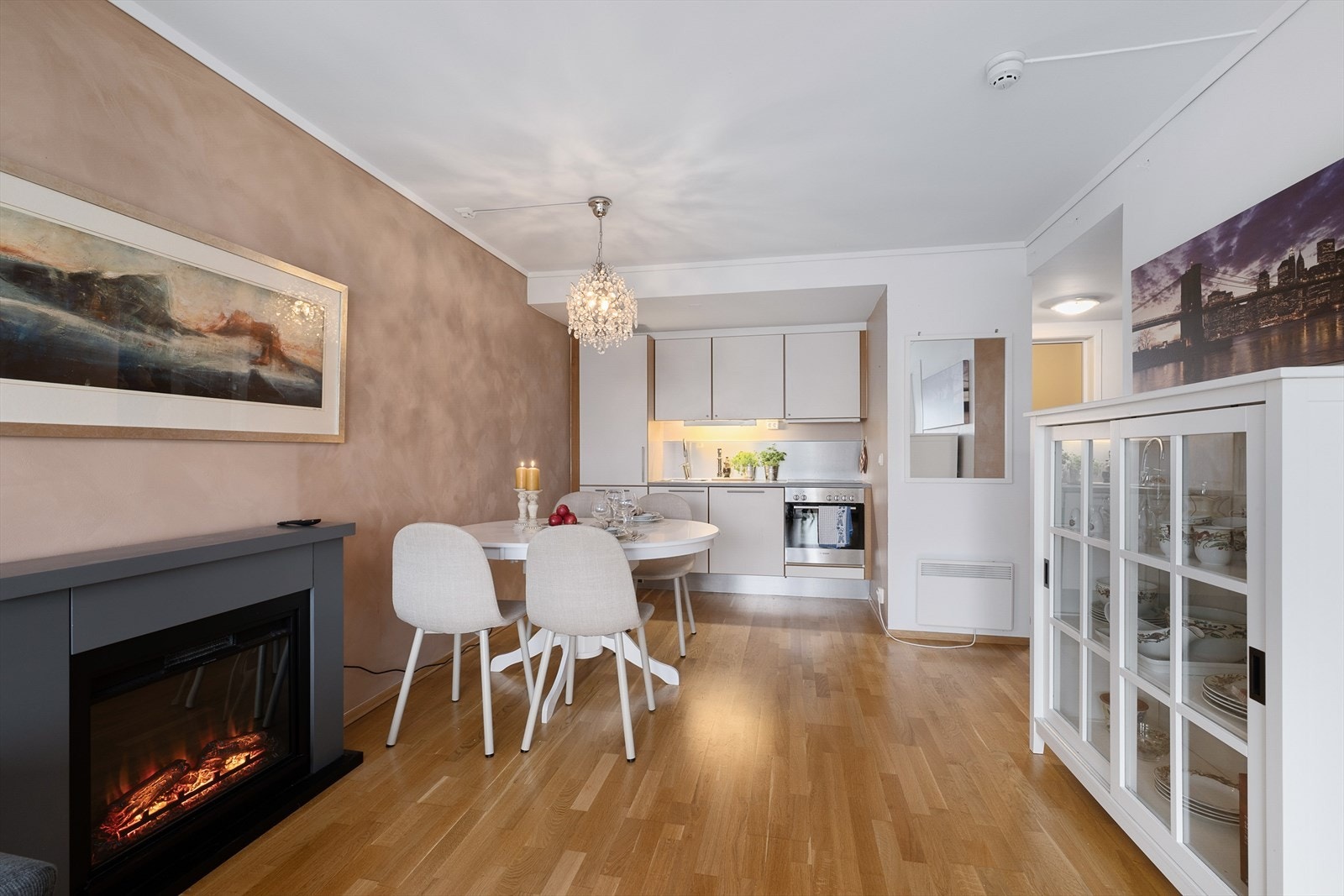 Stemningsfull peisovn skaper en lun atmosfære. Galleribilde