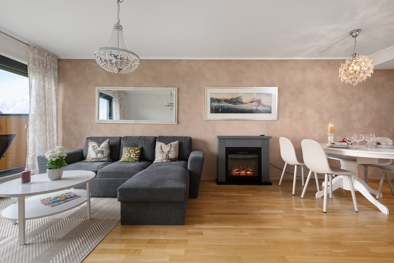 Lys og luftig stue med åpen løsning mot spiseplass. Galleribilde