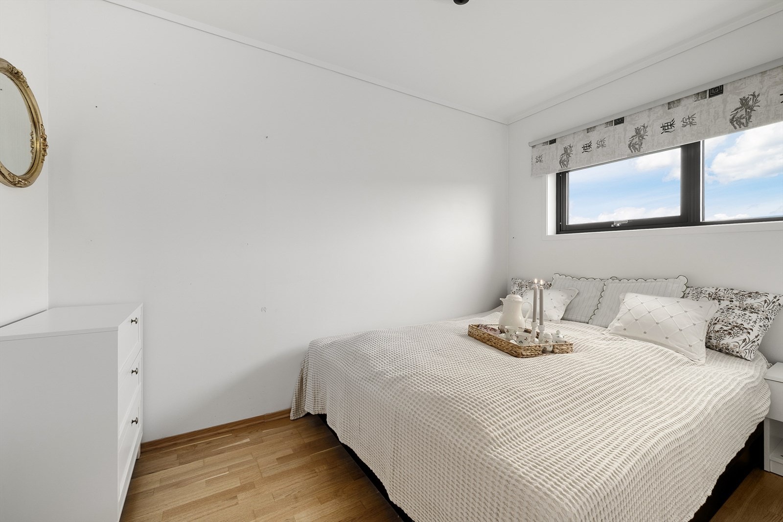 Soverommet er innredet med dobbeltseng og har god plass til garderobeløsning. Galleribilde