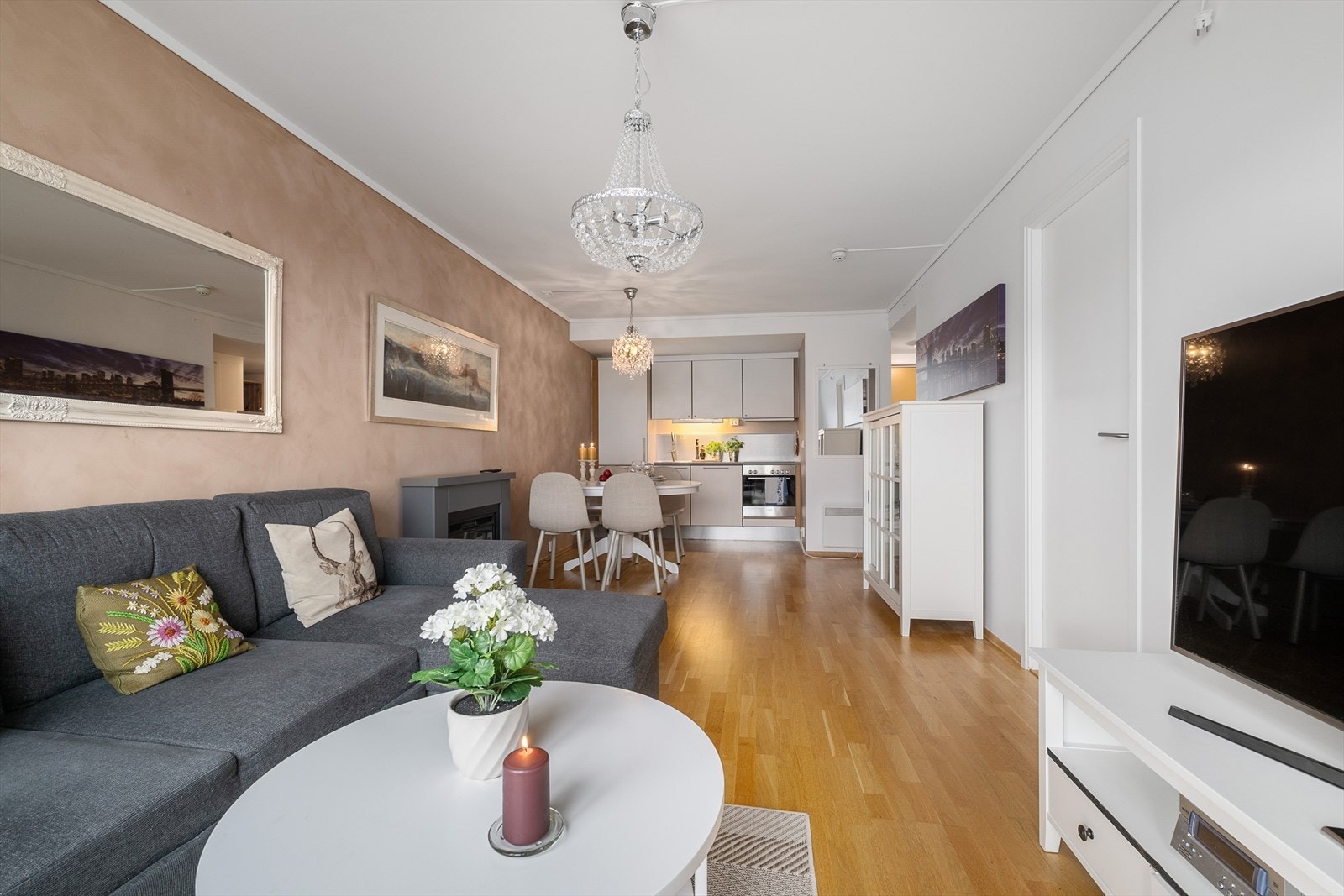 Praktisk planløsning med naturlig flyt mellom oppholdsrommene. Galleribilde