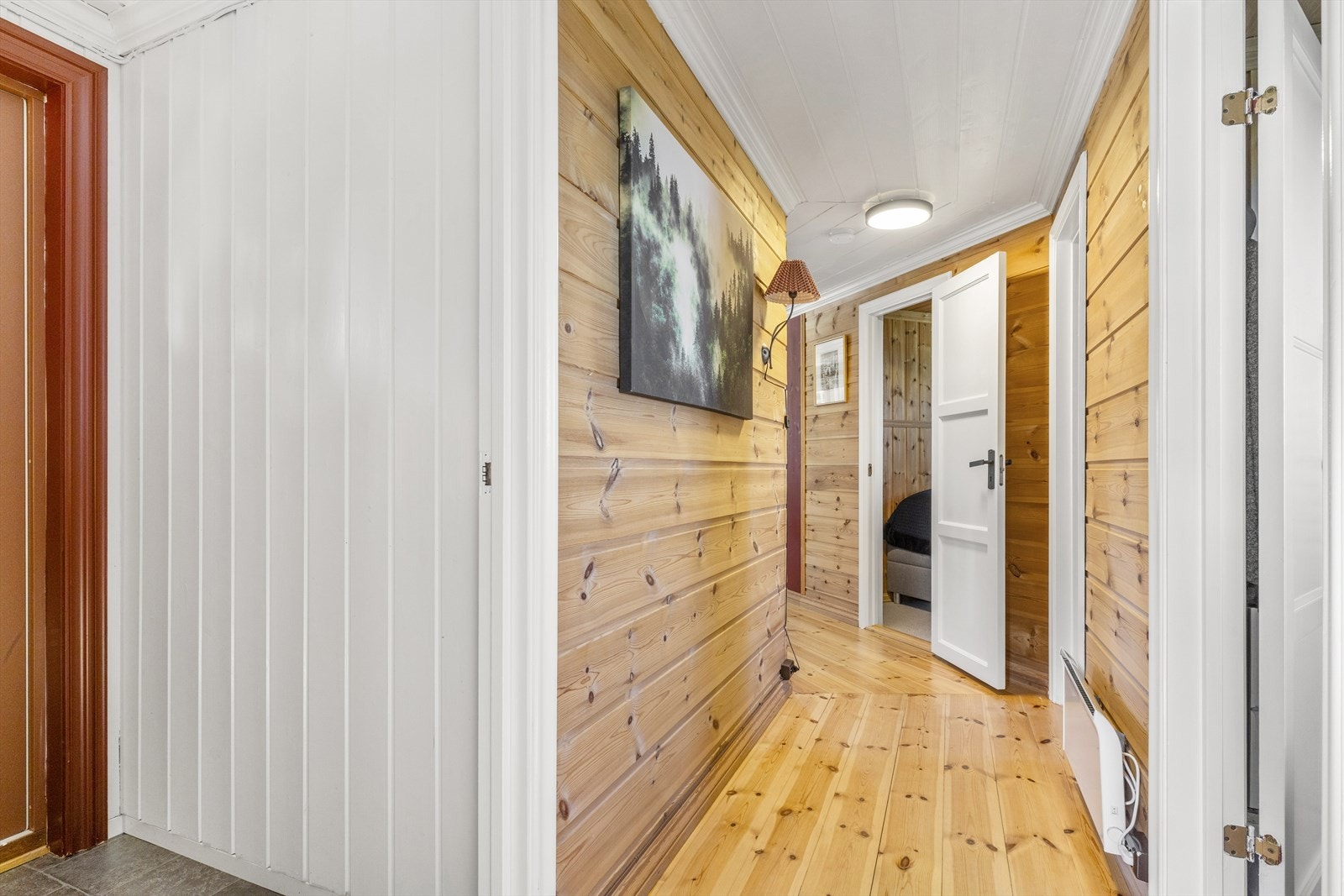 Fra gangen er det inngang til soverom. Hytta har 3 soverom. Galleribilde