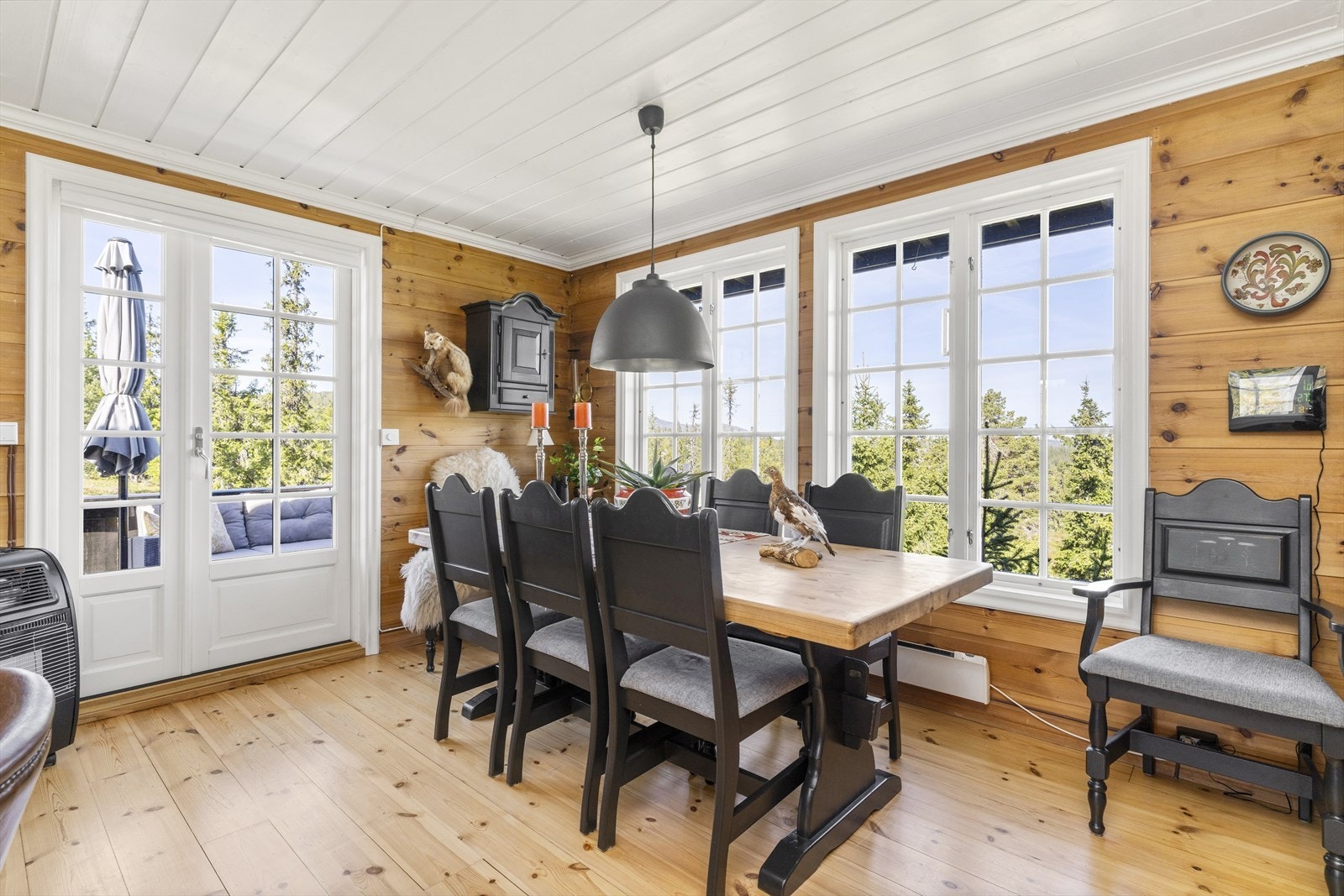 Fra spisestuen er det utgang til terrassen. Galleribilde