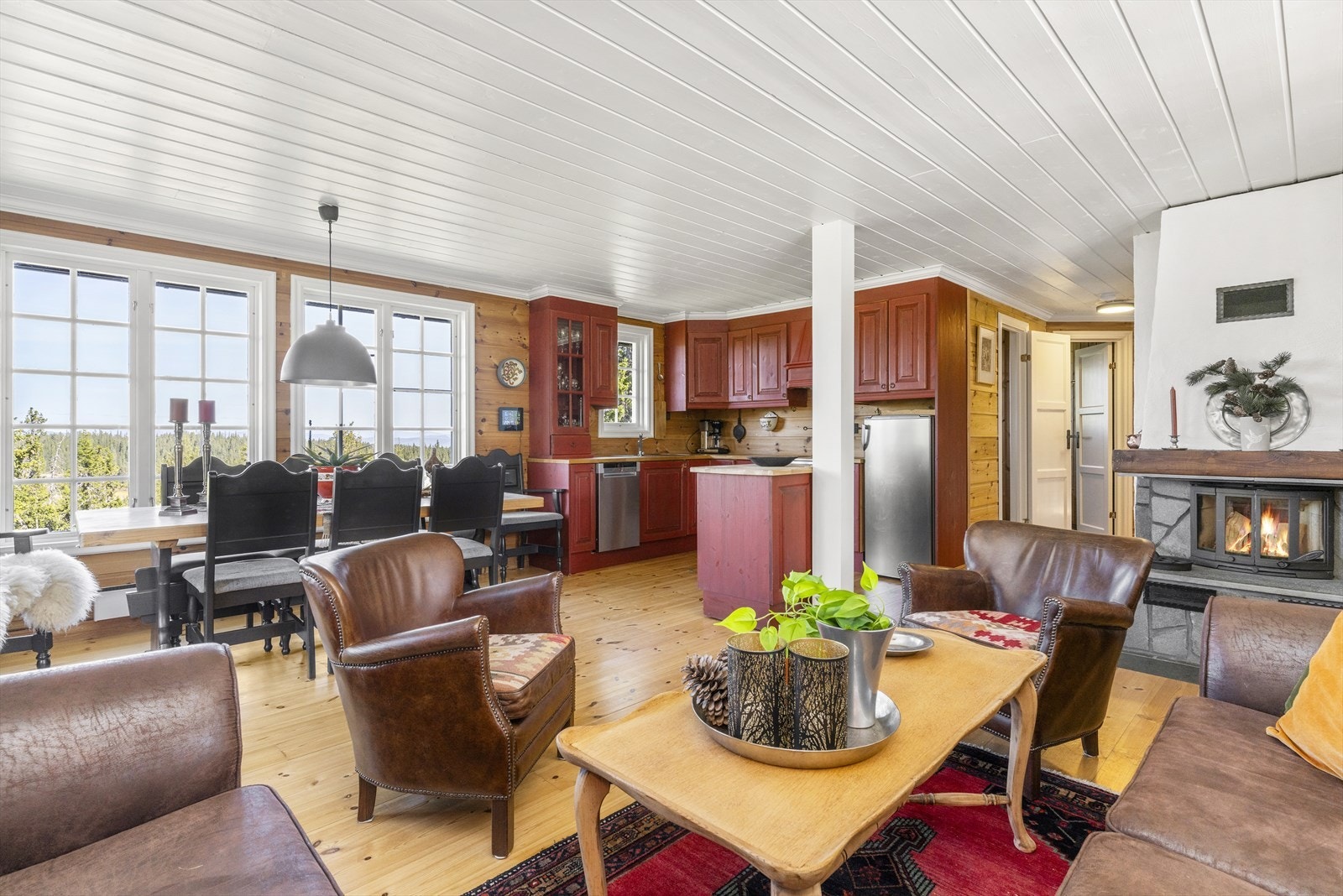 Romslig åpen stue/kjøkken løsning. Galleribilde