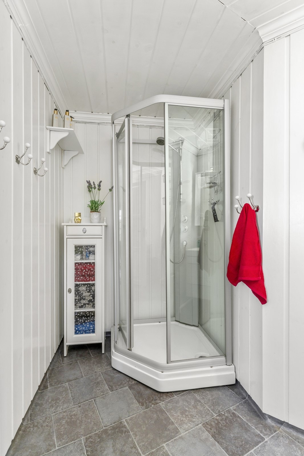 Badet har dusjkabinett. Galleribilde