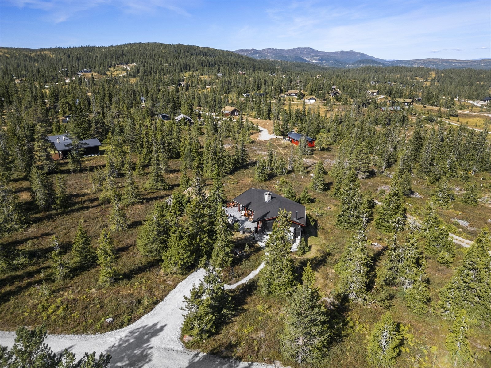 I Sundtjønn er det gode muligheter for fisking og bading hvor det blant annet er bålplass, gapahuk, brygge og diverse benker. Galleribilde