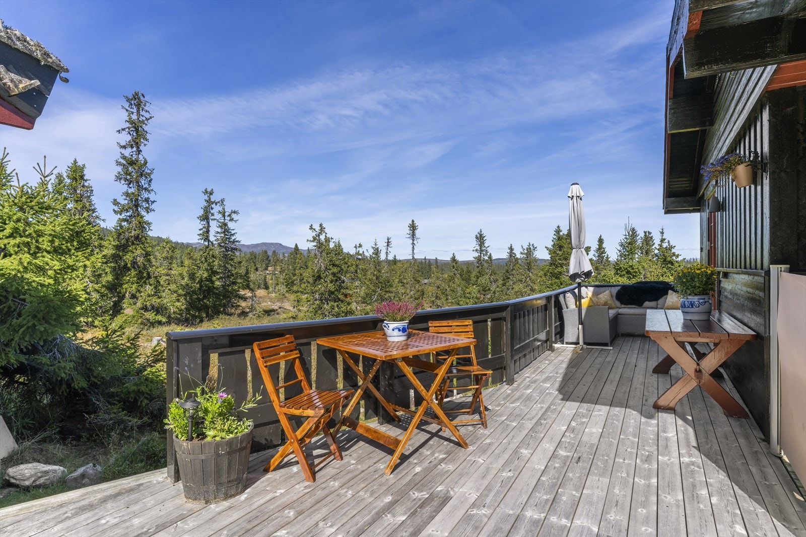 Romslig terrasse på ca 91 kvm. Med utgang til hage. Galleribilde