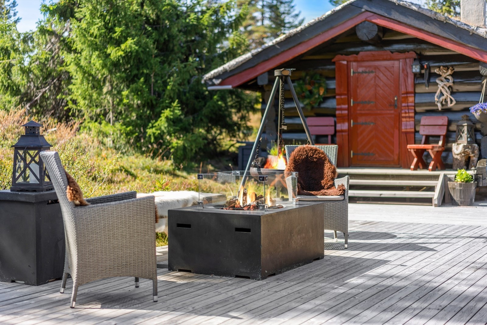 Det er en hyggelig grillplass utenfor annekset. Galleribilde