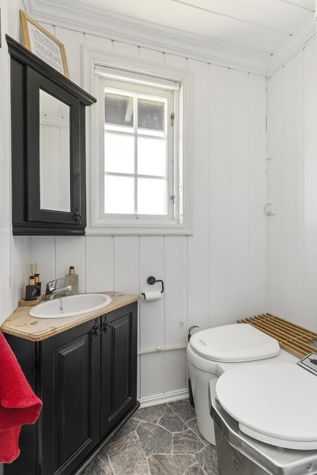 Toalettrom med forbrenningstoalett og servant med innredning. Galleribilde