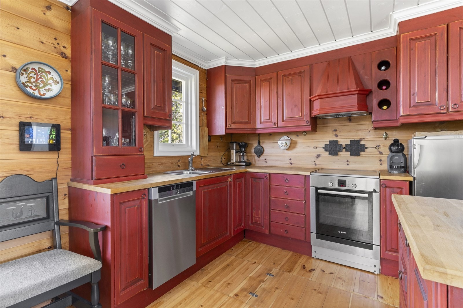 Godt med skaper både over og under benken. Galleribilde