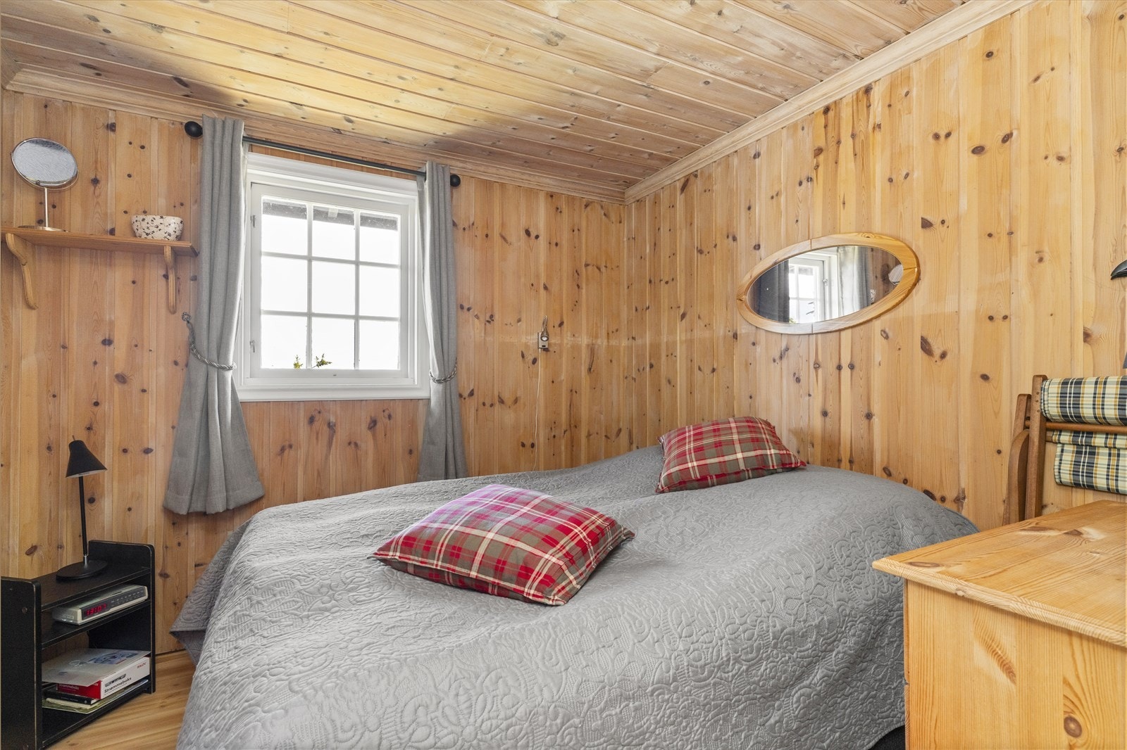 Her er det plass til dobbeltseng og nattbord. Galleribilde