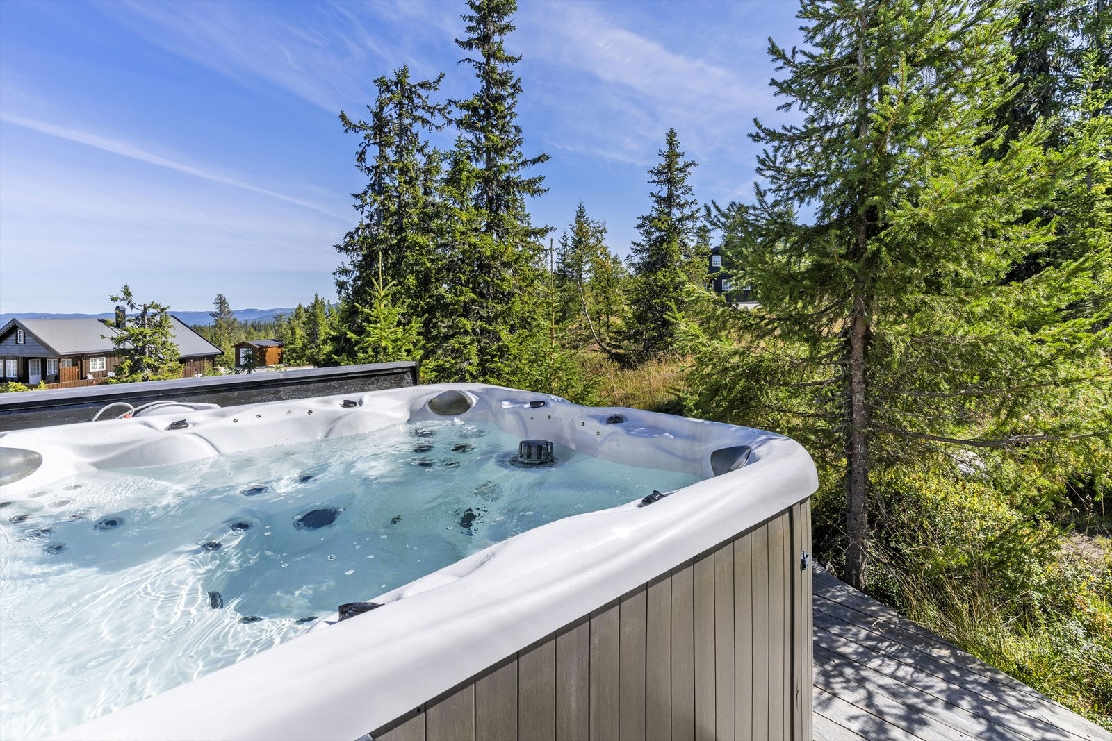 Sjarmerende hytte med boblebad og skjermet uteplass. Galleribilde