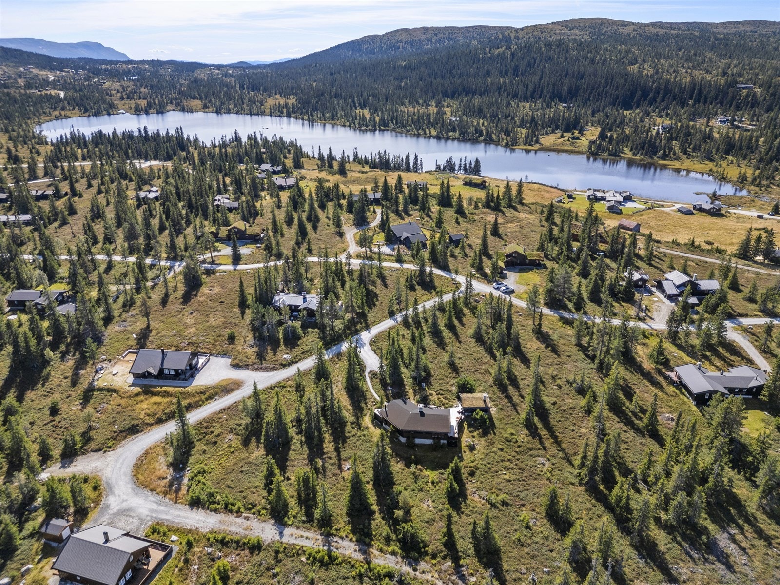 Rundt hytta ligger det fantastisk løypenett fra tidlig vinter til langt ut på våren og bade/fiskevann. Galleribilde