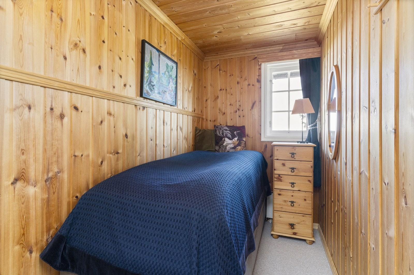 Her er det plass til seng og nattbord. Galleribilde