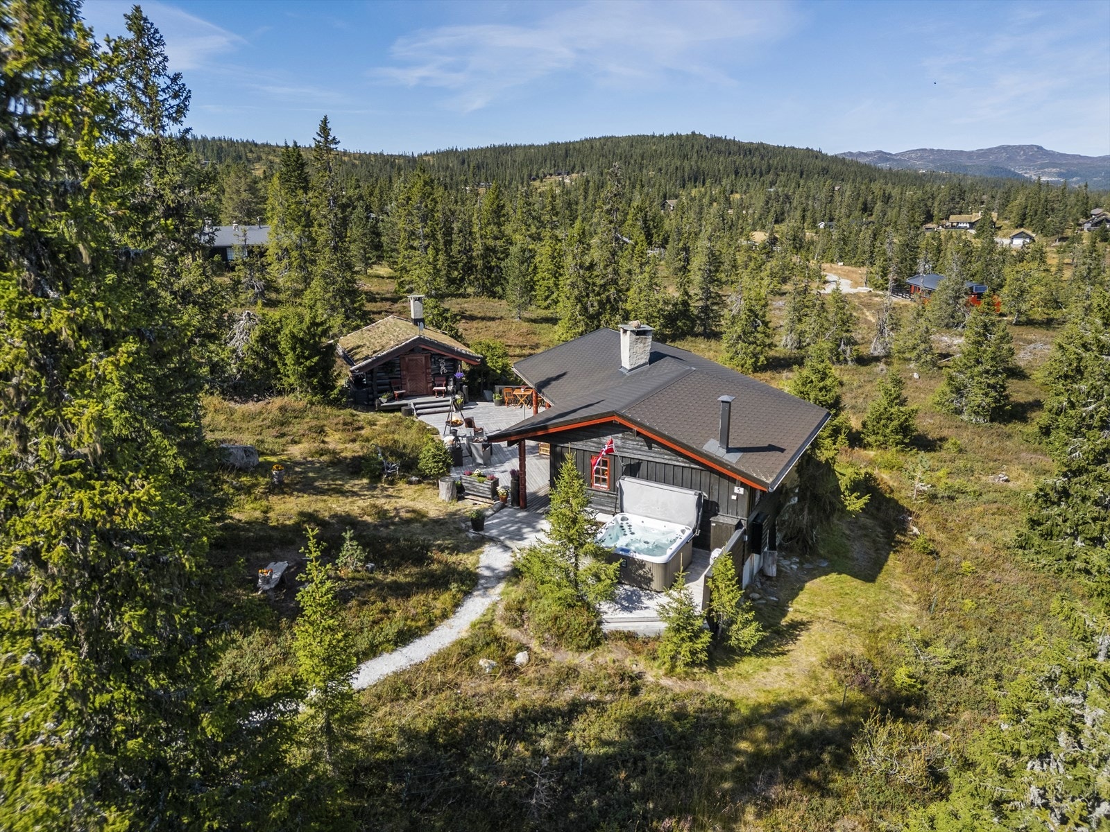 Hytta har en skjermet uteplass. Galleribilde