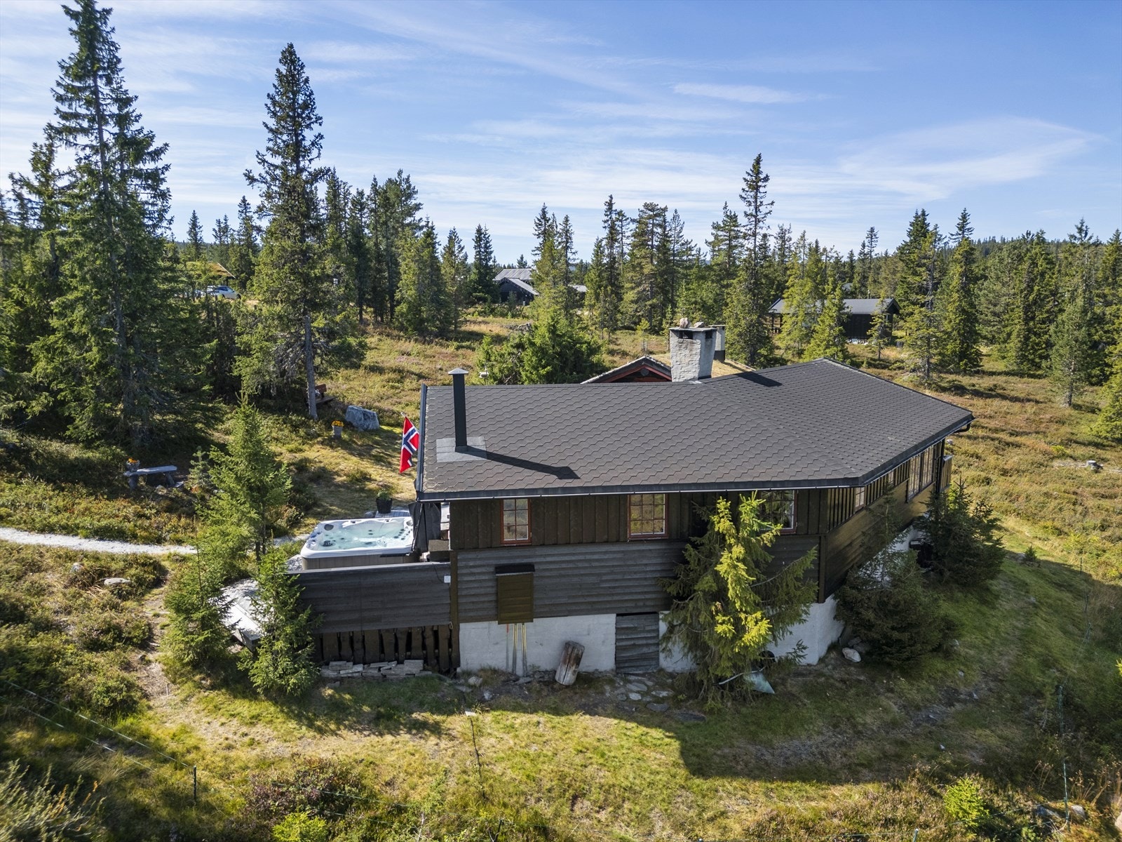 Eiendommen ligger i nærhet til vannet Sundtjønn og ved foten av Svartløkfjellet på Søre Vegglifjell, ca 817 moh. Galleribilde