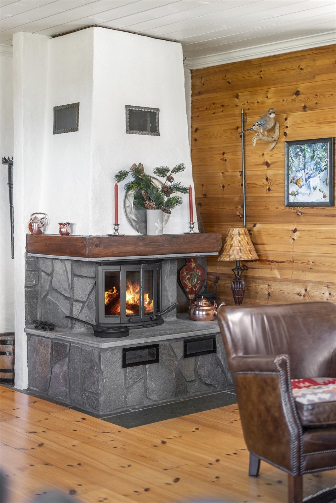 I stuen er det en peis som varmer godt på kalde dager. Galleribilde