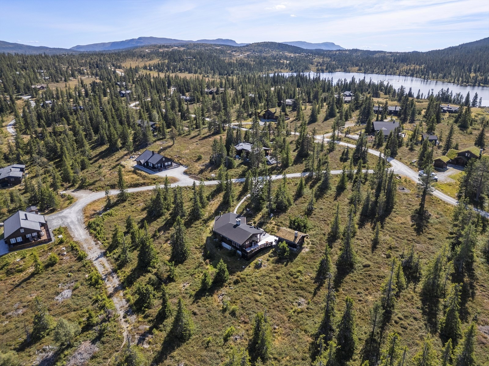 Fra hytta er det ca 12 km ned til Veggli sentrum med dagligvare butikk, café, restaurant, lekeplass mm. Galleribilde