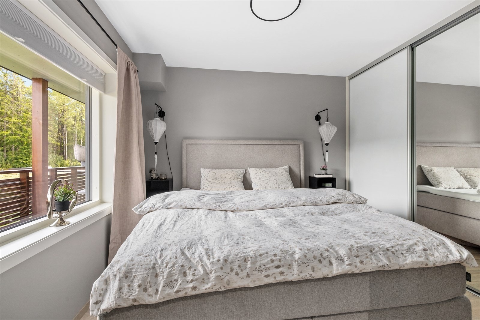 Leiligheten har to soverom av god størrelse . Hovedsoverommet har i tillegg stor skyvedørsgarderobe. Galleribilde