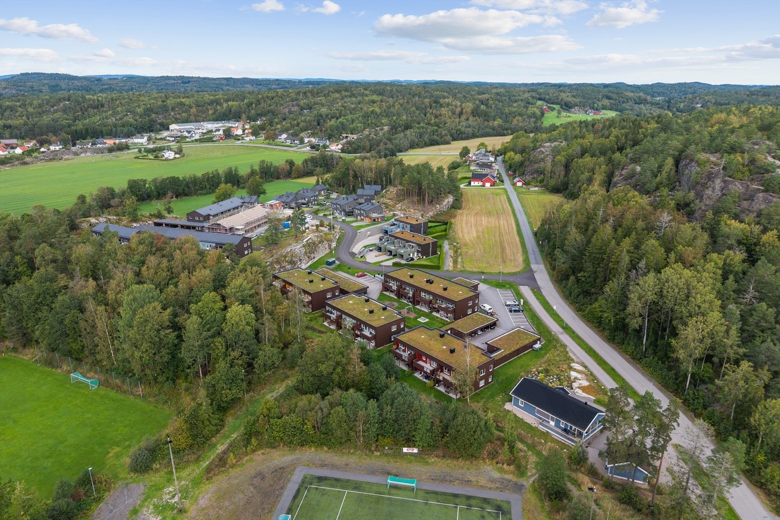 Landlige følelse av å bo tett på naturen, samtidig som du aldri har langt til byens puls og servicetilbud. Galleribilde