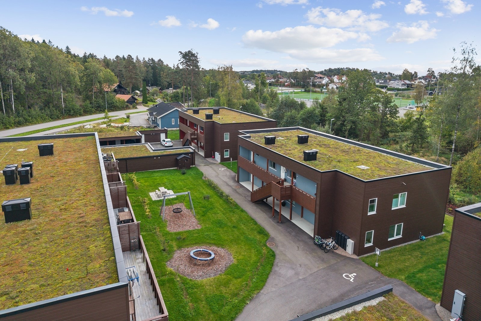 Fra boligen har du umiddelbar nærhet til vakker natur med skog, turstier og friarealer rett utenfor døren. Galleribilde