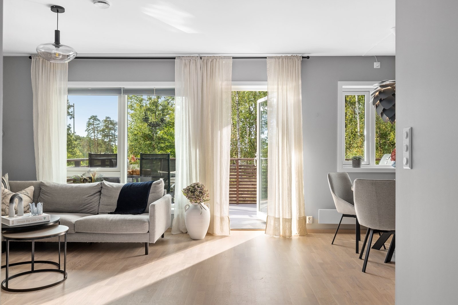 Her har man utgang til en romslig balkong på 15 kvm. Galleribilde