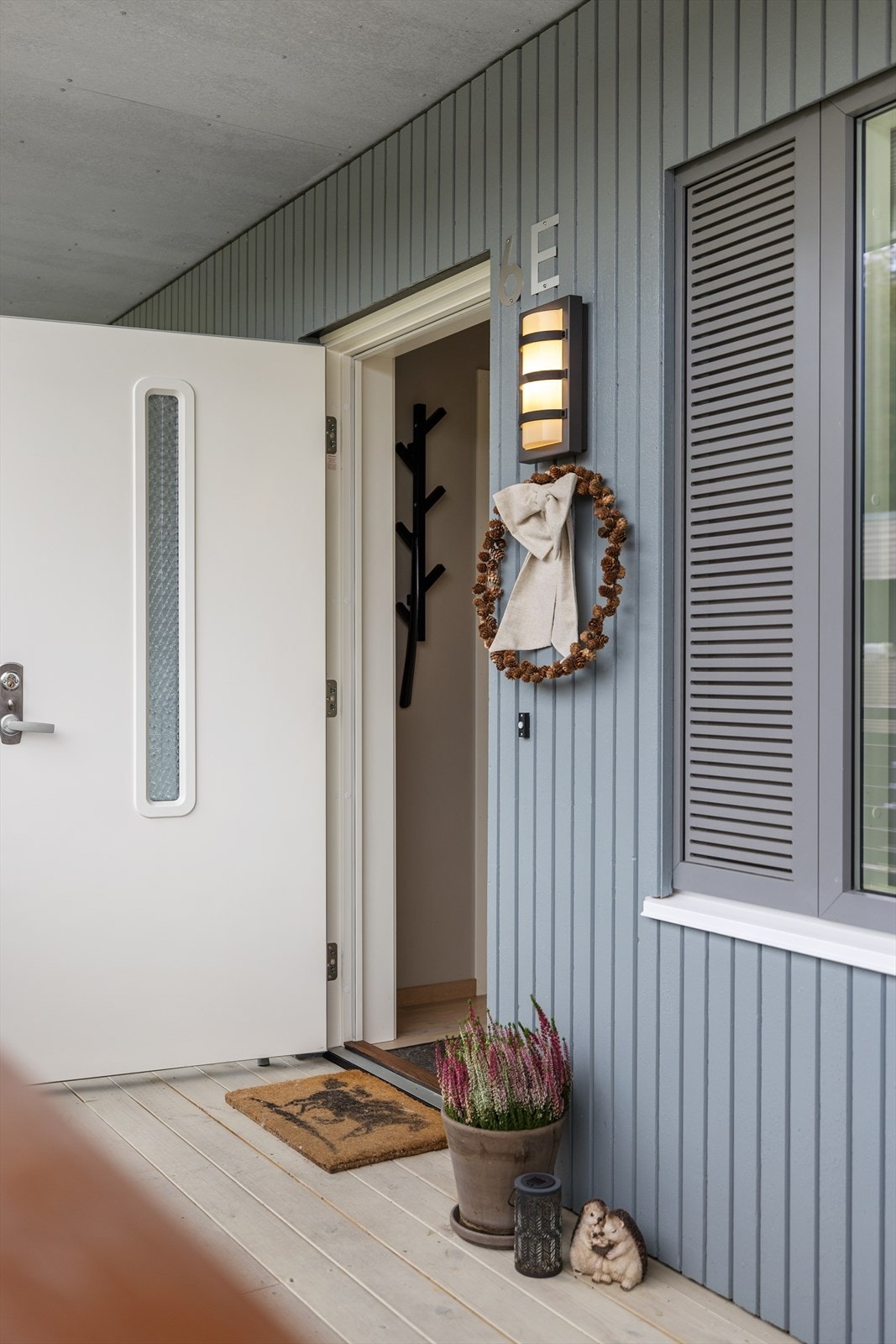 Dette er en leilighet som kombinerer moderne løsninger med gode utearealer. Galleribilde