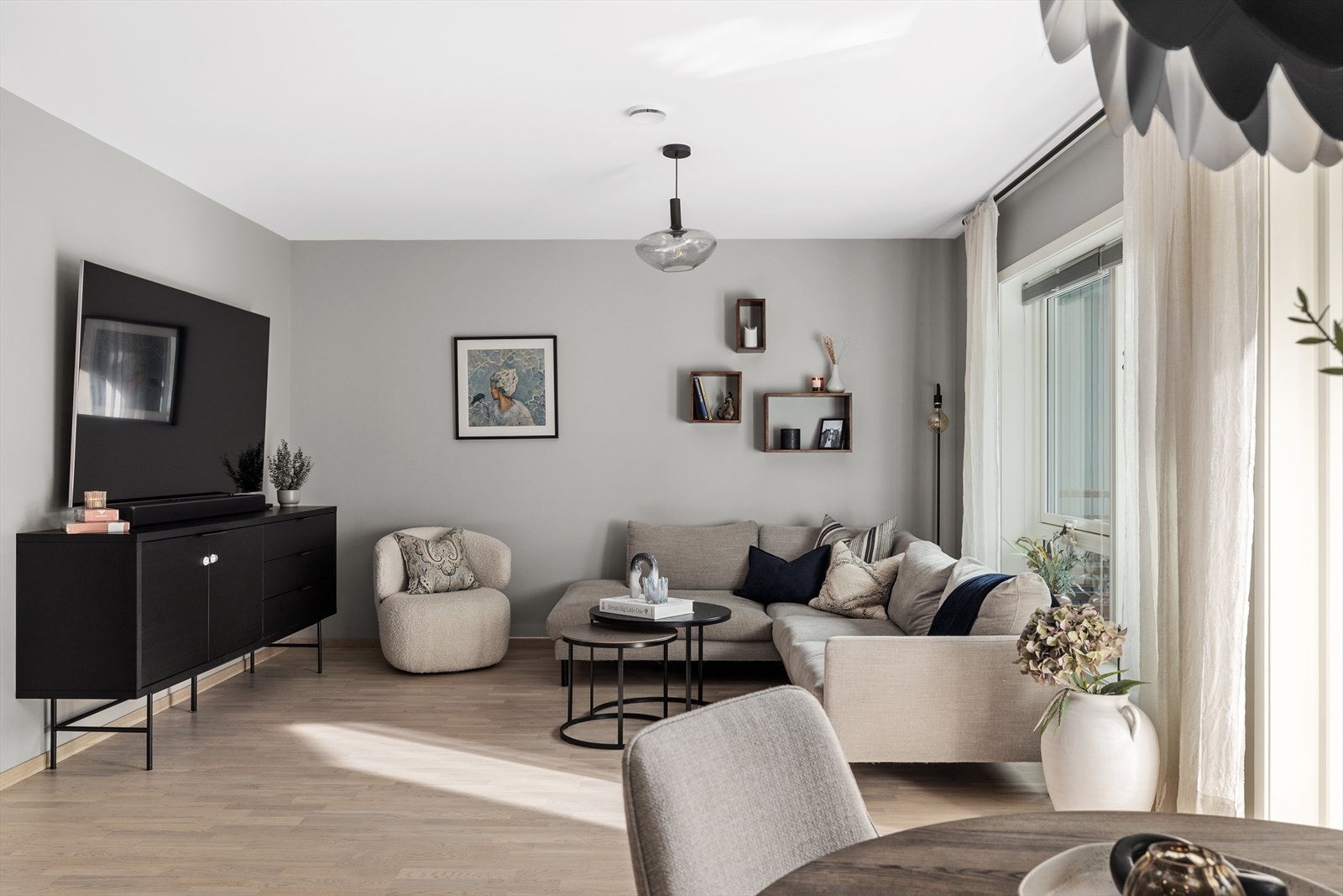 Boligen fremstår som moderne og funksjonell, med en gjennomgående god standard. Galleribilde