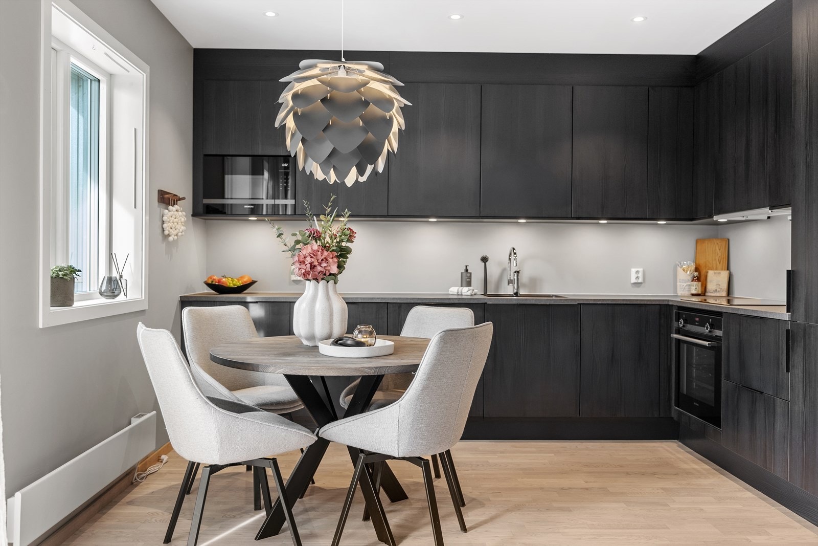 Kjøkkenet er fra HTH og har glatte fronter med benkeplate i laminat. Integrerte hvitevarer medfølger handelen. Galleribilde