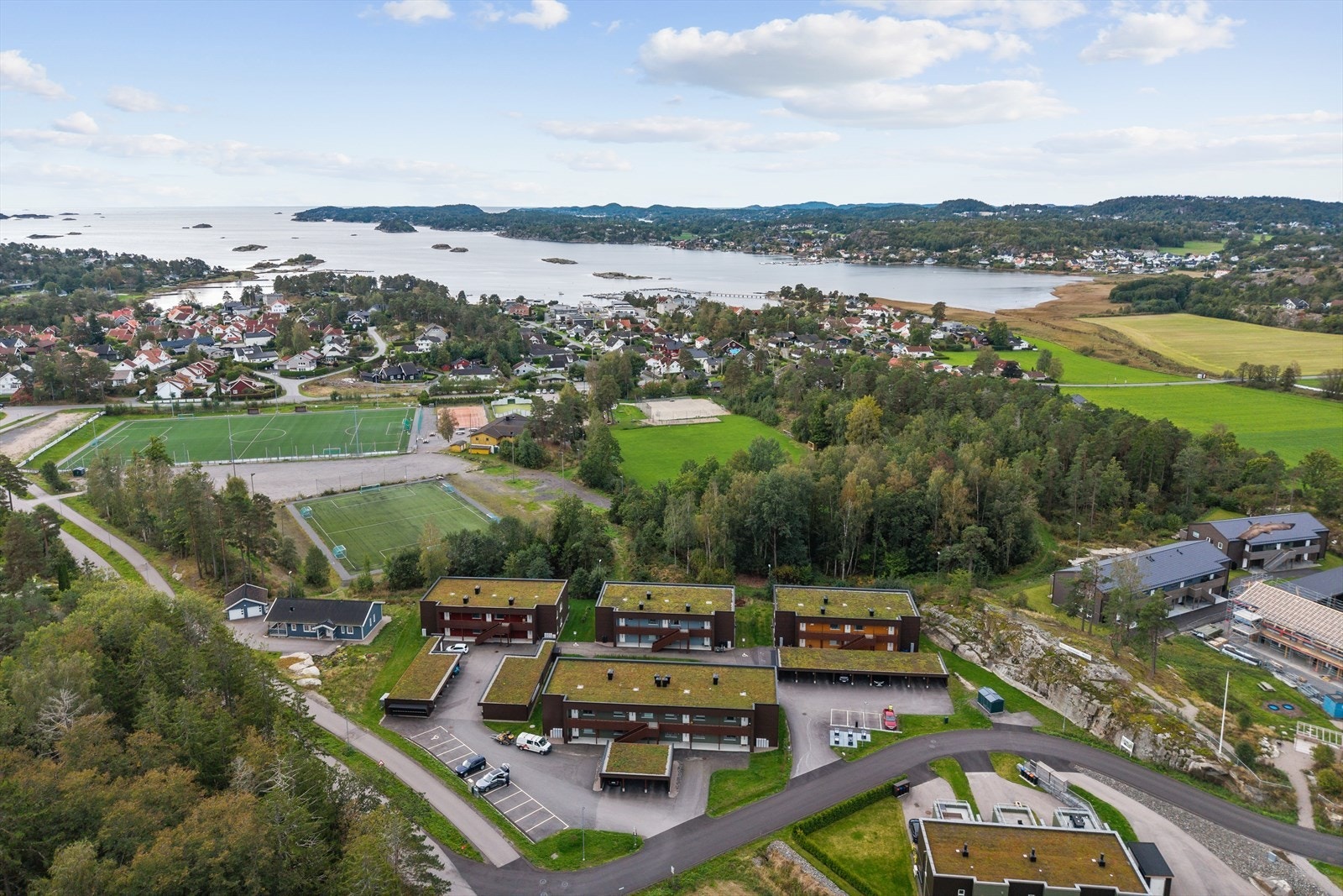 Beliggenheten passer perfekt for deg som ønsker å bo i grønne omgivelser med gode solforhold, samtidig som du har enkel tilgang til både sentrum og hverdagsfasiliteter. Galleribilde