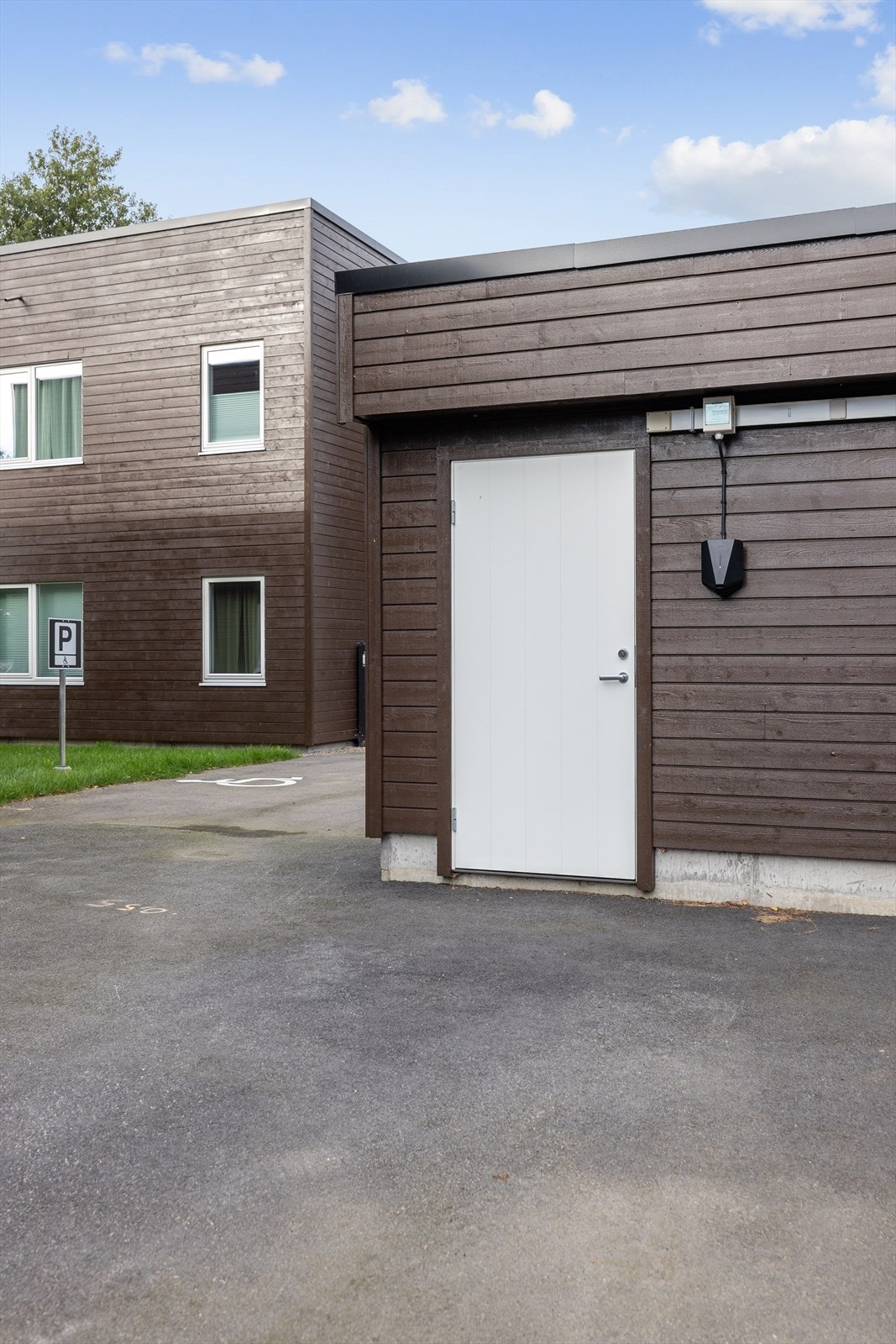 Med leiligheten følger det parkeringsplass foran uteboden og mulighet for elbillading. Galleribilde