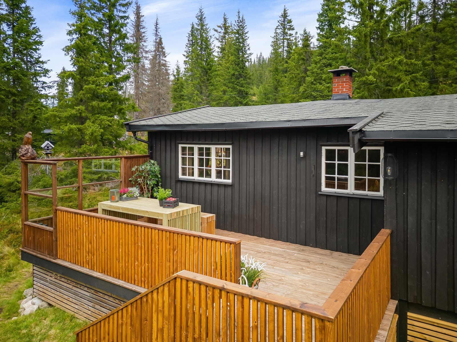 Romslig terrasse med god plass til utemøbler. Galleribilde