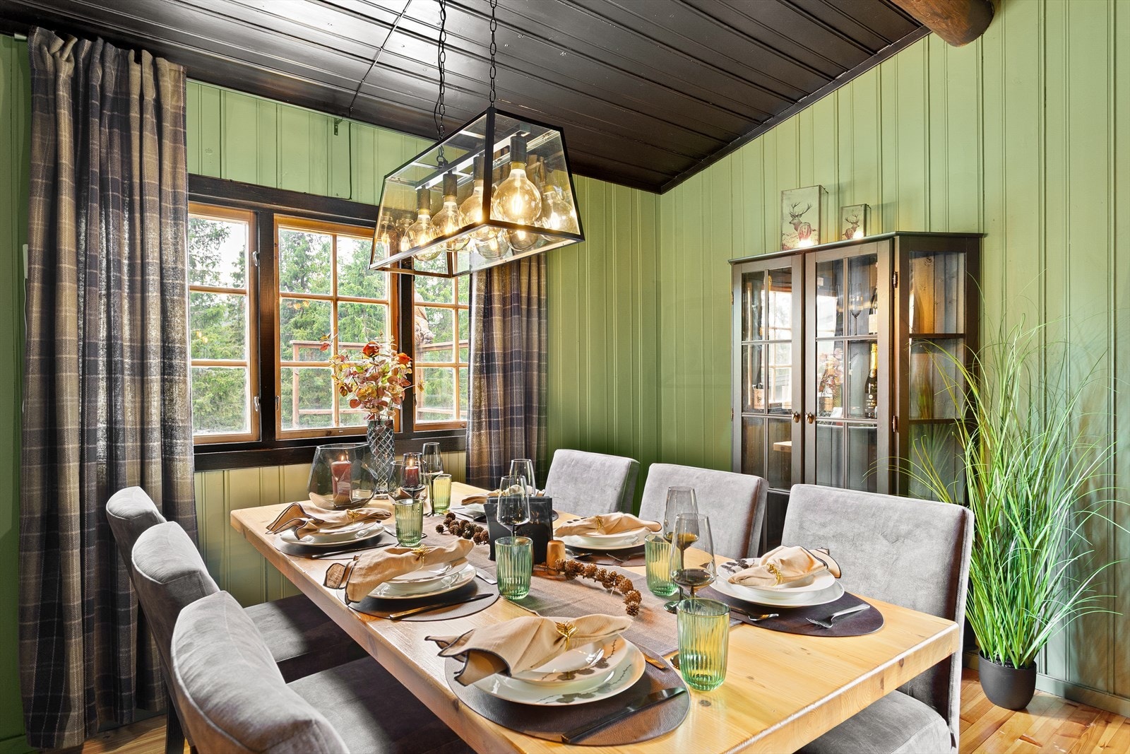 Veggene og taket har malt trepanel og det er furu på gulvet. Galleribilde