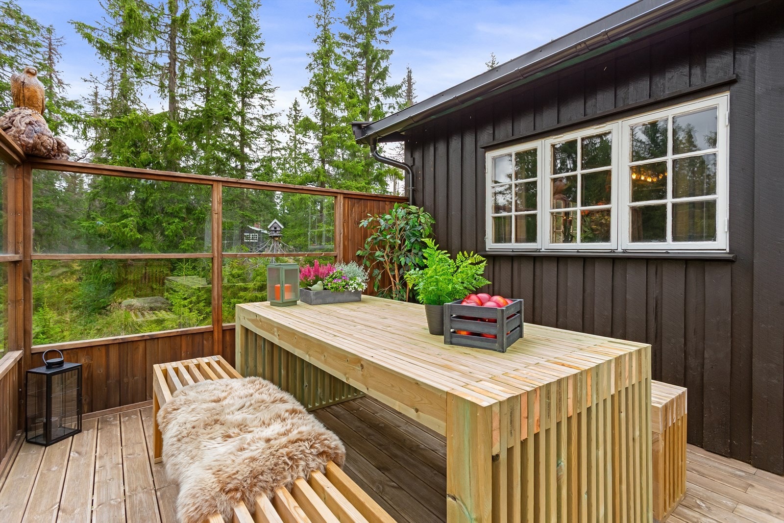 På terrassen er det god plass til utemøbler, terrassen er ca 26 kvm. Galleribilde