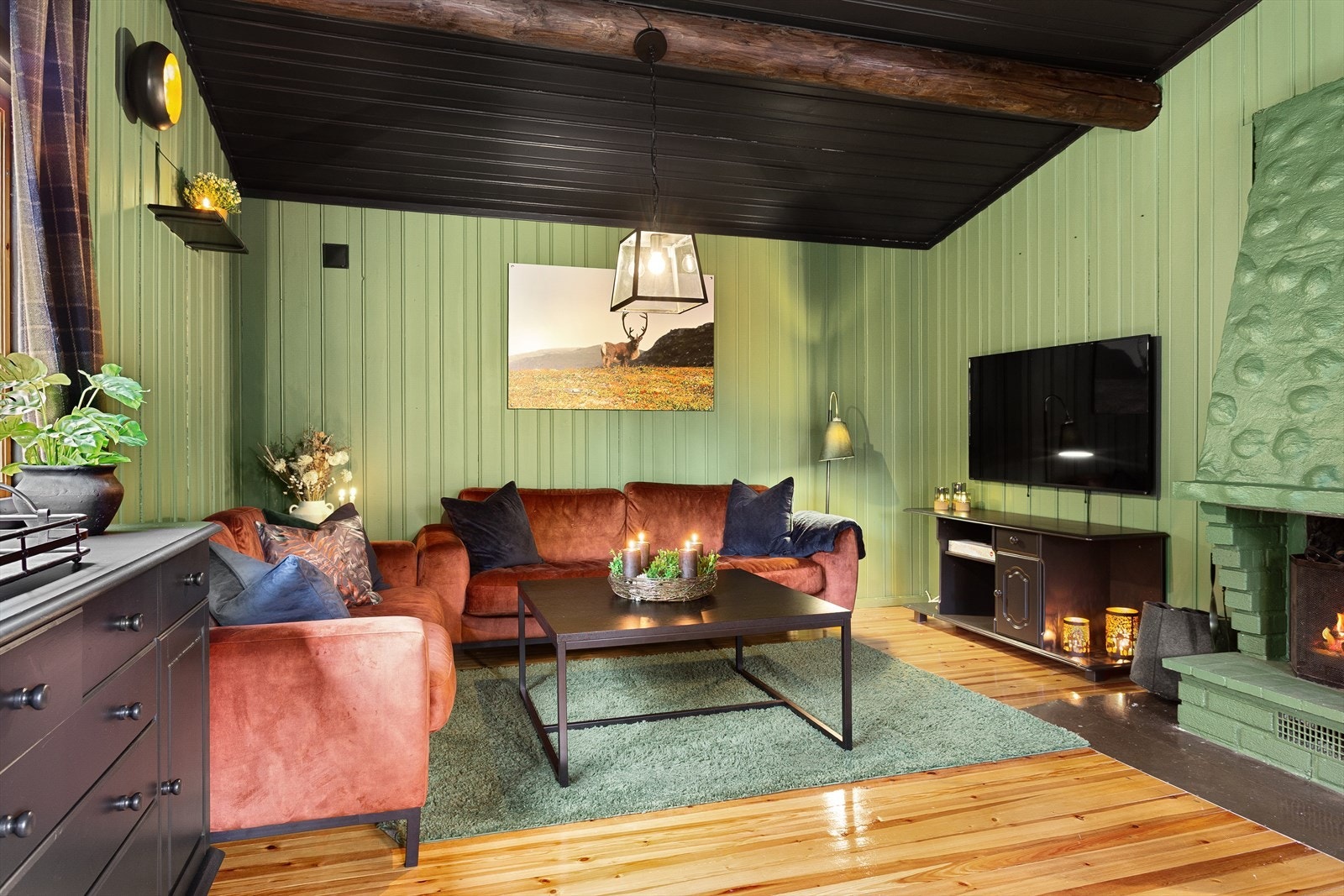 Her er det plass til både sofa, bord og tv. Galleribilde