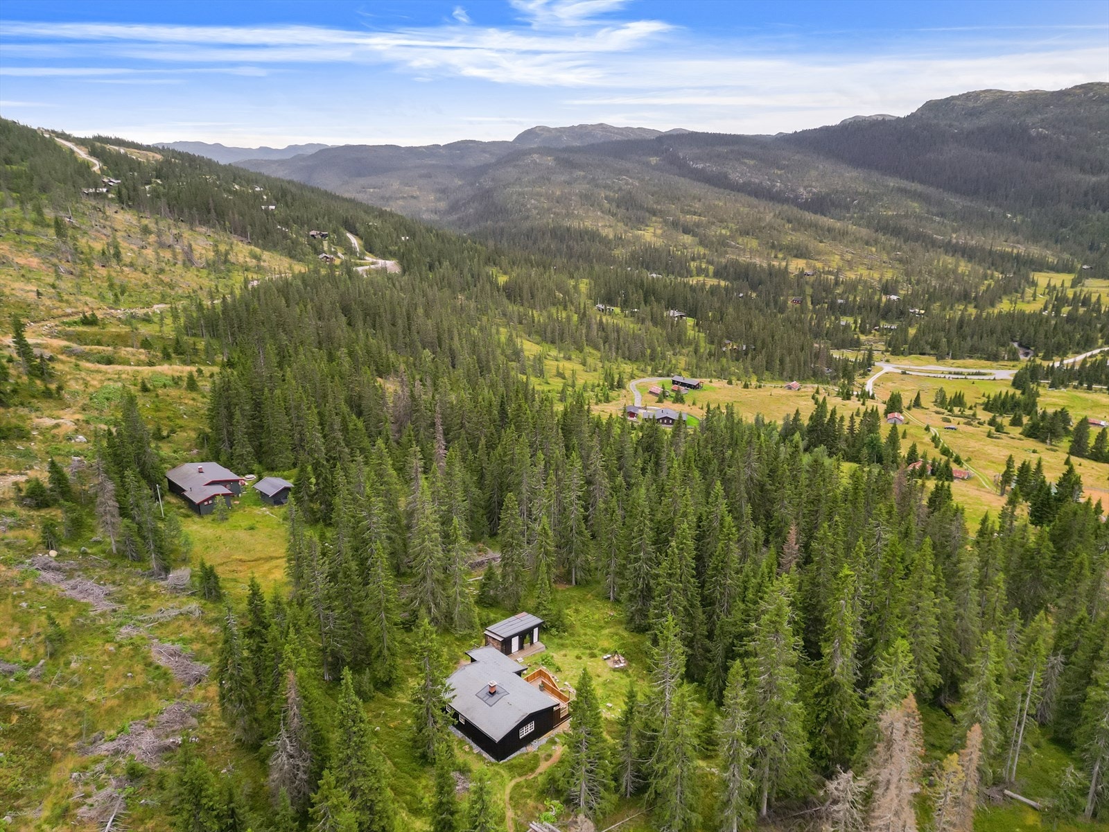 Eiendommen ligger ca. 14 km fra Eggedal sentrum med dagligvarehandel, vinmonopol og elbilladere. Galleribilde