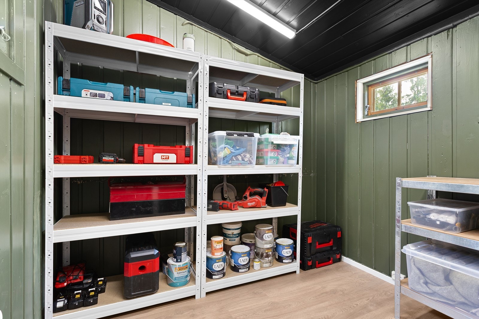 Praktisk bod med hyller. Galleribilde