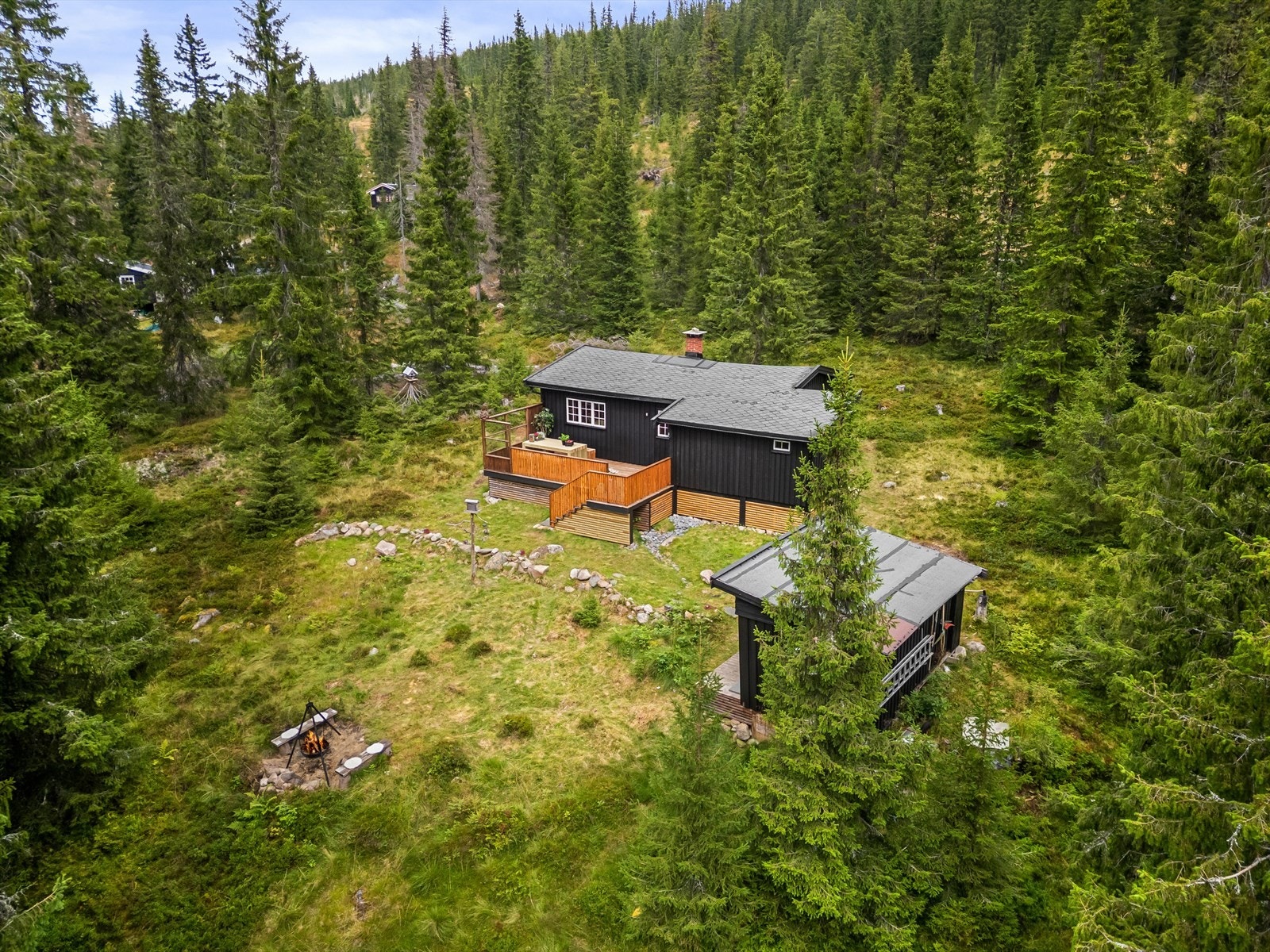 Hytta ligger skjermet med innsyn fra tomtene rundt. Galleribilde