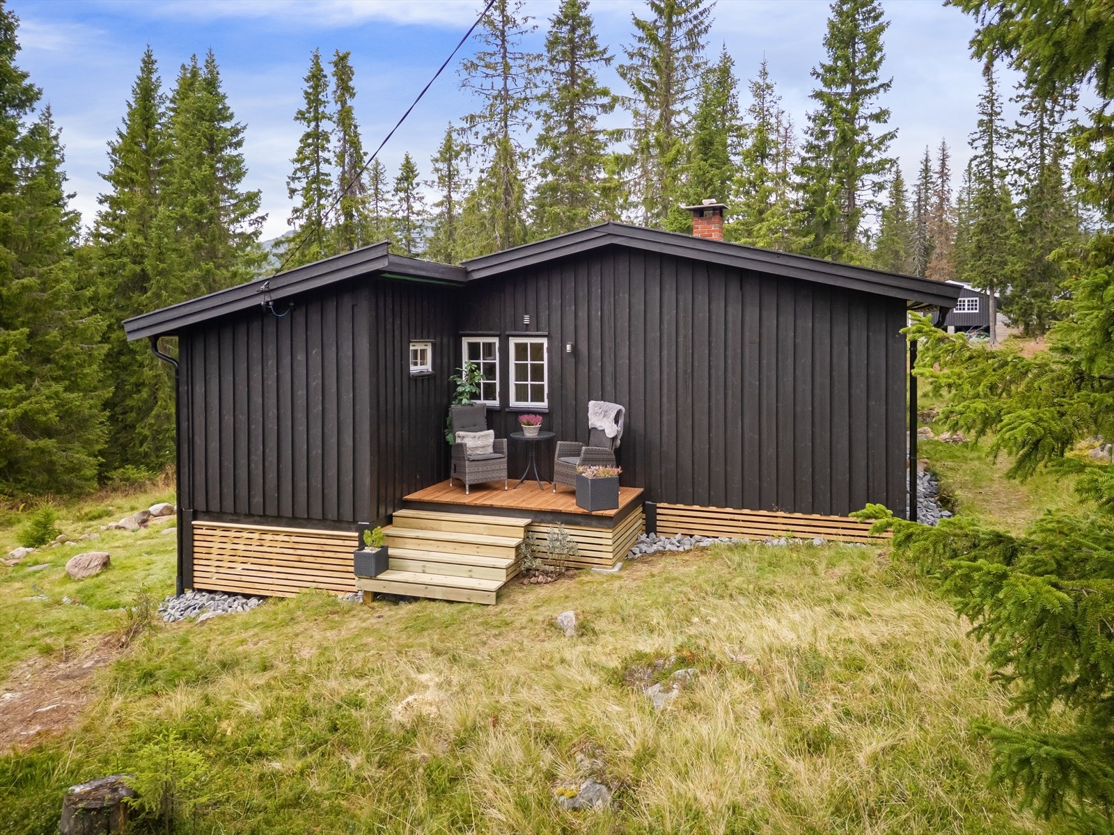 Eiendommen er i all hovedsak å anse som en naturtomt med naturlig vegetasjon i skogsterreng. Galleribilde