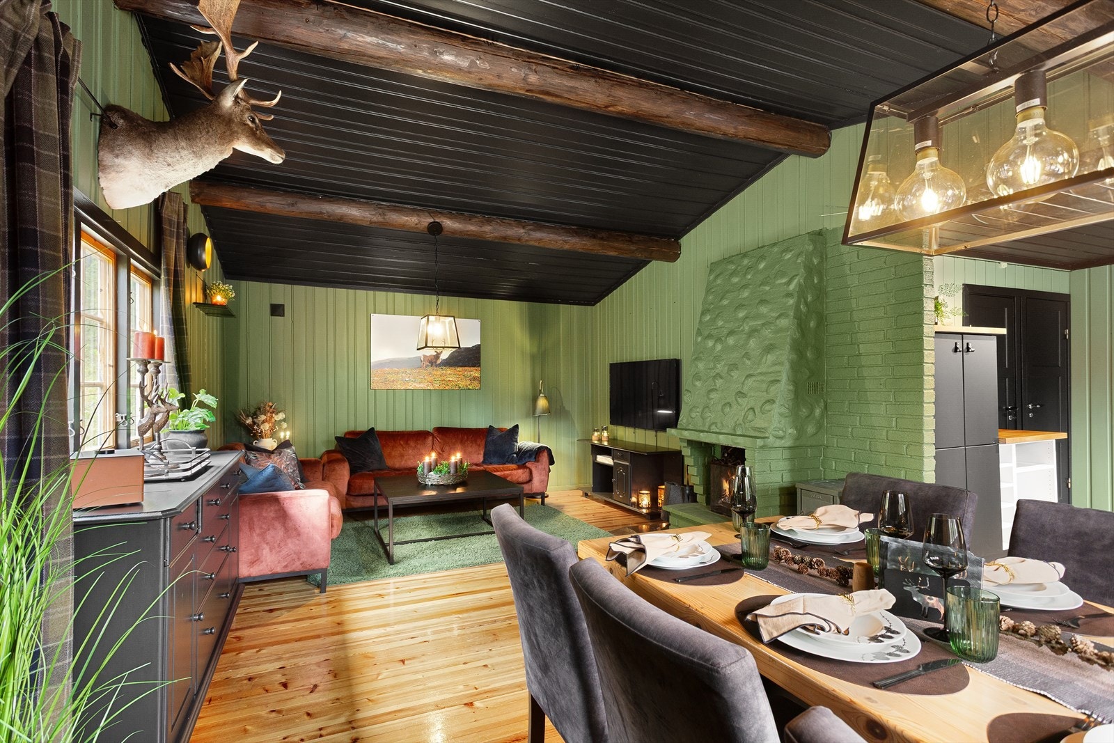 I stua er det god plass til både sofa- og spisegruppe. Galleribilde