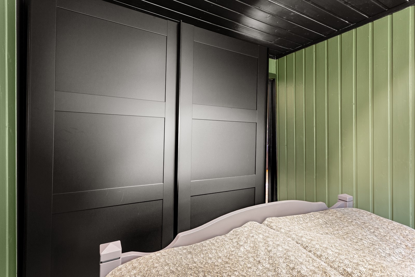 I tillegg til dobbeltseng er hovedsoverommet utstyrt med en romslig og praktisk garderobeløsning. Galleribilde