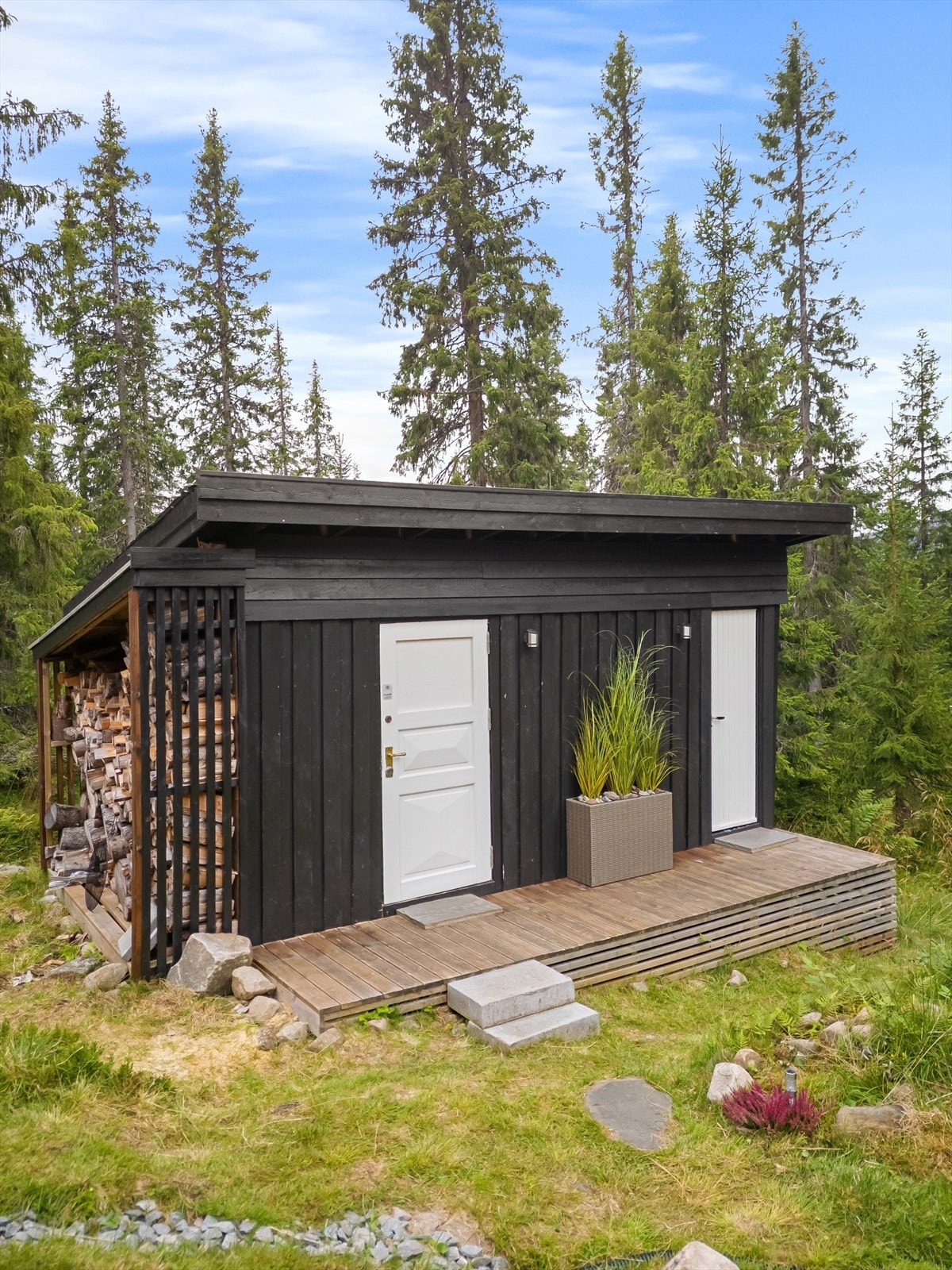 Uthus med utedo. Galleribilde