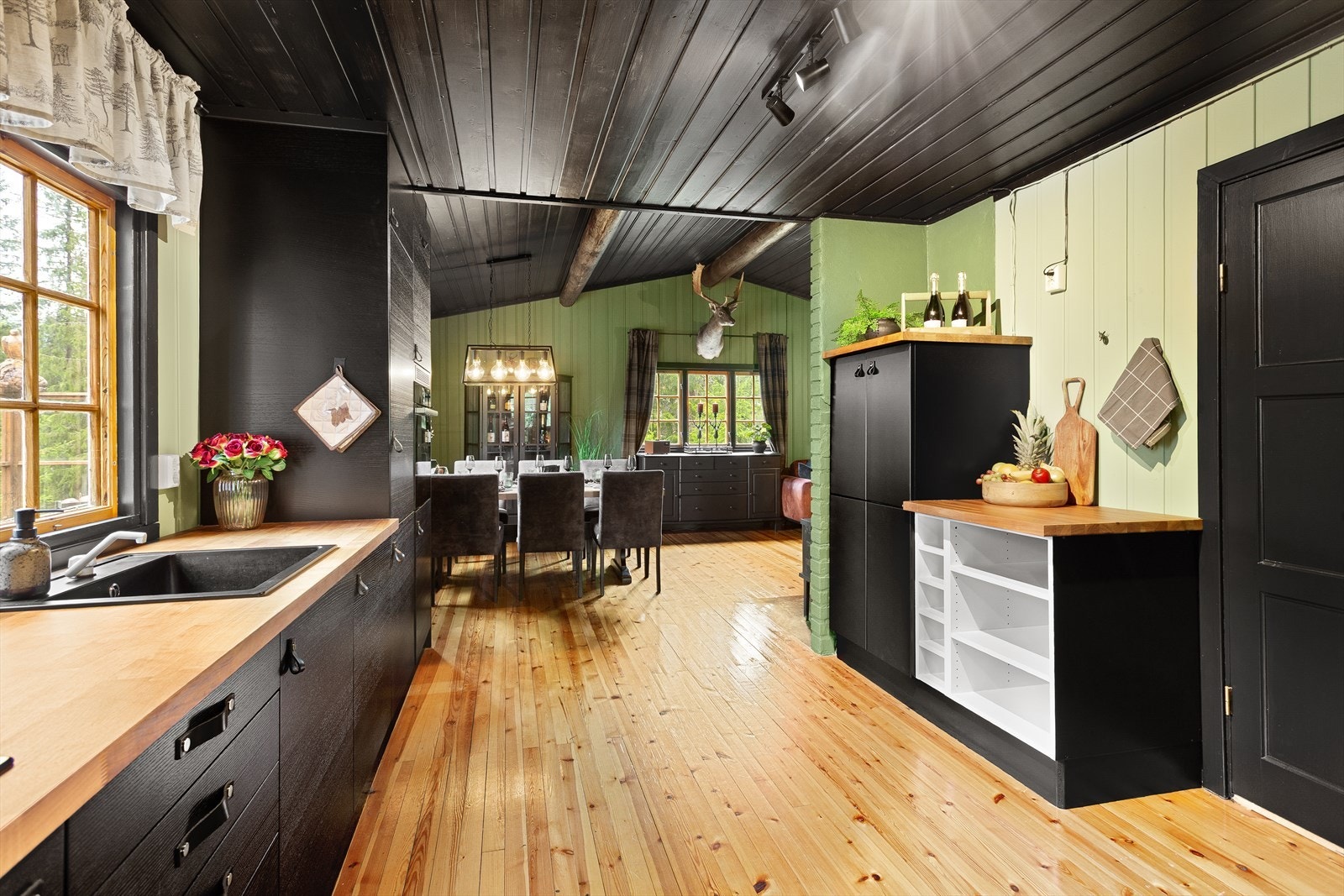 Her er det kjøleskap, platetopp og stekeovn. Godt med skapplass. Galleribilde