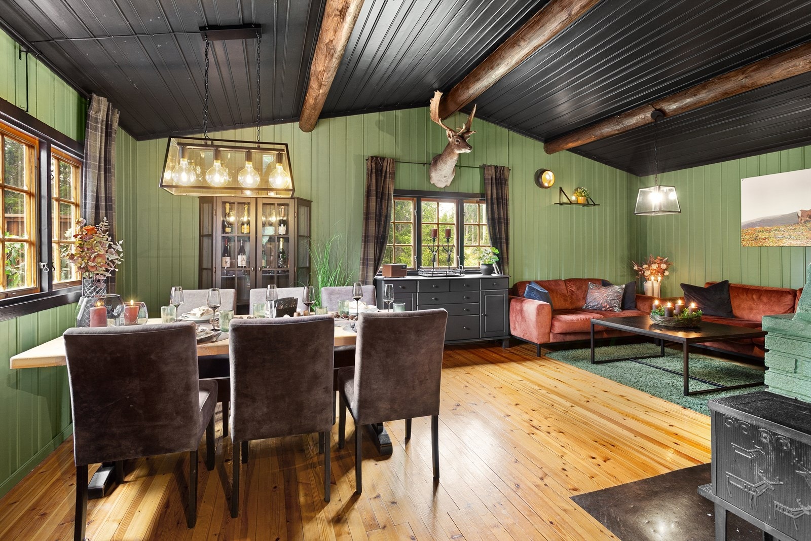 Mellom kjøkken og stue/spisestue er det montert en ovn som gir en god varme. Galleribilde